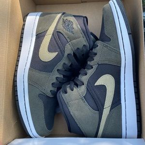 women’s air jordan 1 mid in black/troopers-sequoia